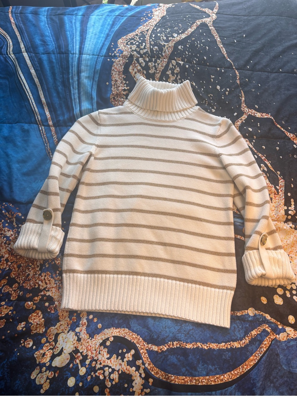 Y2K Jones New York white and gold Striped Turtleneck Sweater with Button Cuffs